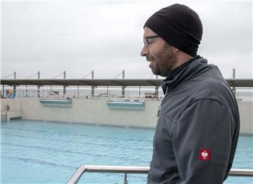 Es war am Eröffnungstag noch so kühl, dass Schwimmmeister Dirk Pape sogar eine M...