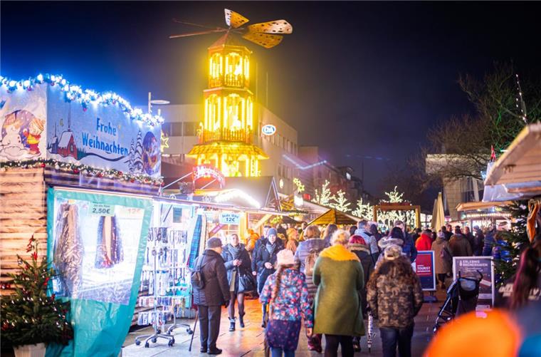 Es war so schön: Auf dem Weihnachtsmarkt 2019 reihten sich Würstchenbude und Glühweinstand zwischen Kunsthandwerk und Märchenhütten in der weihnachtlich geschmückten Fußgängerzone. 