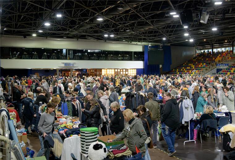 Menschen in der Stadthalle
