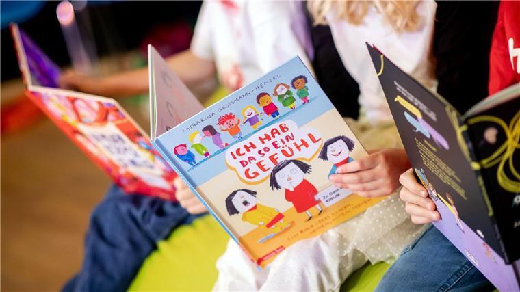 Es werden mehr als 2.000 Neuerscheinungen im Bereich der Kinder- und Jugendmedien aus allen deutschsprachigen Ländern vorgestellt. 