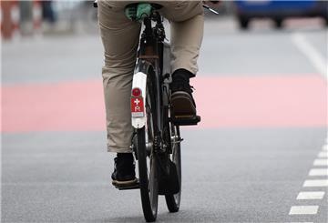 Ein Fahrradfahrer fährt auf einer Fahrradstraße