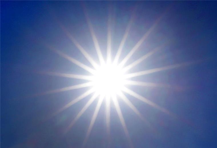 Die Sonne strahlt von einem wolkenlosen Himmel.