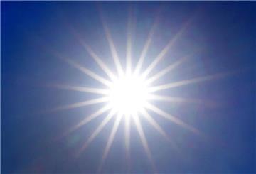 Die Sonne strahlt von einem wolkenlosen Himmel.