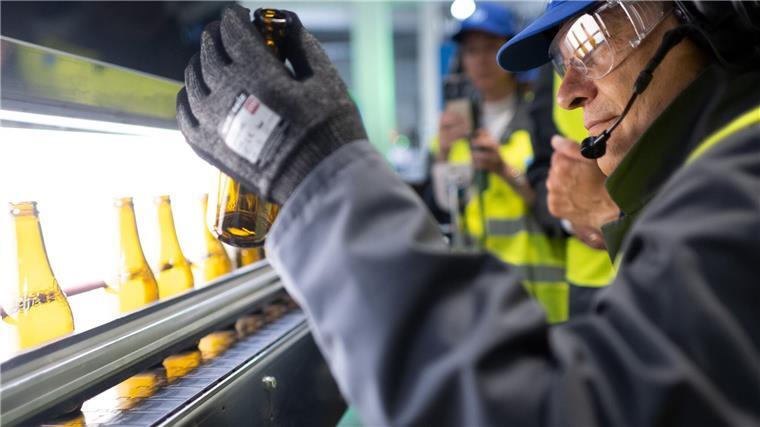 Es wird heiß. Wirtschaftsminister Habeck will erreichen, dass die Strompreise für die Industrie weiter sinken.