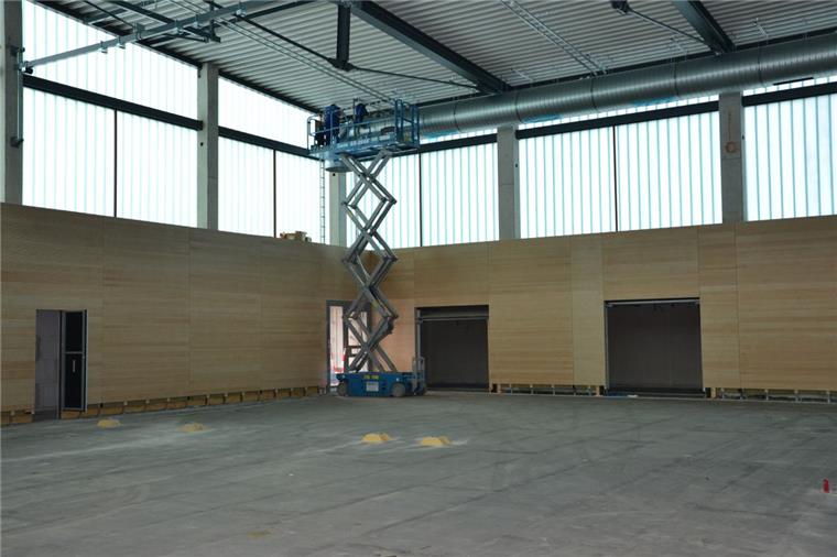 Es wird noch kräftig gewerkelt: In der St.-Viti-Turnhalle in Zeven werden derzeit die Elektroinstallationen vorgenommen.