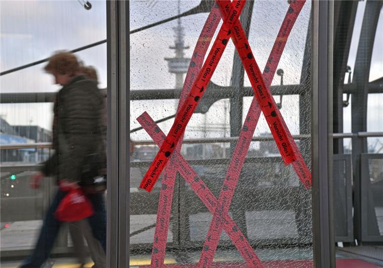 Es wird vermutlich noch einige Wochen dauern, bis die Vandalismus-Schäden an der Glas-Drehbrücke in Bremerhaven-Mitte beseitigt sind. Foto Scheschonka