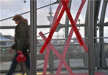 Es wird vermutlich noch einige Wochen dauern, bis die Vandalismus-Schäden an der Glas-Drehbrücke in Bremerhaven-Mitte beseitigt sind. Foto Scheschonka