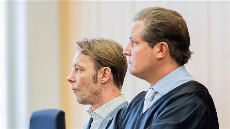 Es wird vorerst neuen Prozess gegen Christian B. (l) geben. Der Verteidigung, hier Anwalt Friedrich Fülscher (r),  scheiterte mit einem Wiederaufnahmeantrag. (Archivbild) 