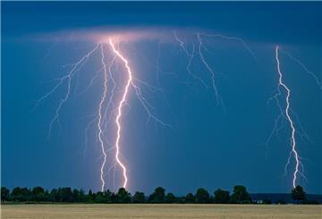 Blitze eines Gewitters leuchten am Abendhimmel im Osten des Landes Brandenburg. 
