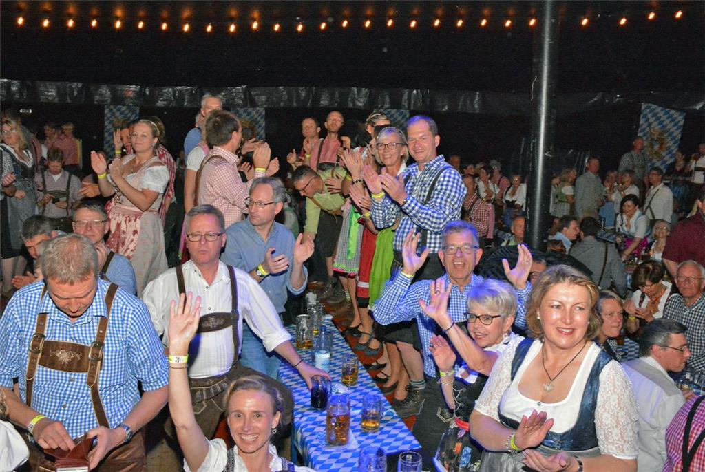 Es wurde ausgelassen gefeiert, kräftig geschunkelt und lautstark mitgesungen. Foto: Zschiesche