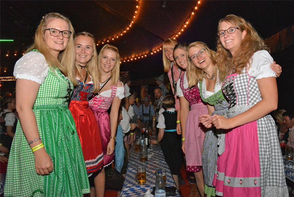 Es wurden auch auf den Bänken getanzt. Foto: Zschiesche