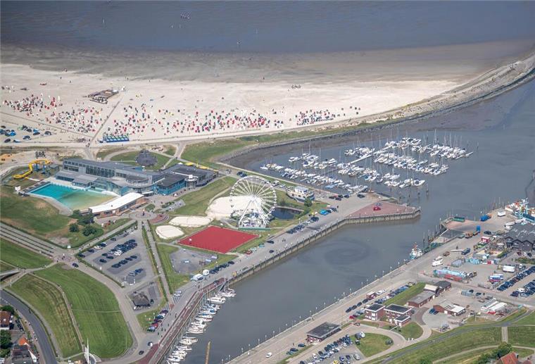 Urlaubsort mit Gänsehautgeschichte: Das Wunder von Esens-Bensersiel
Der Hafen von Bensersiel aus der Luft.