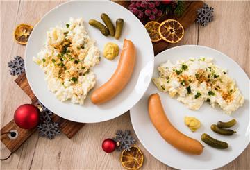 Kartoffelsalat mit Würstchen ist ein Klassiker der Weihnachtsküche.