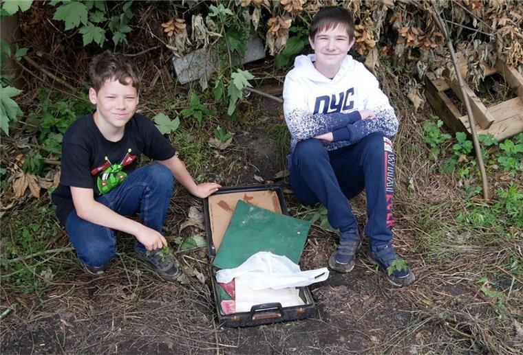 Zwölfjährige Jungs finden Schatzkoffer im Garten Etienne (l.) und Dennis präsentieren stolz den Schatz, den sie gefunden haben.