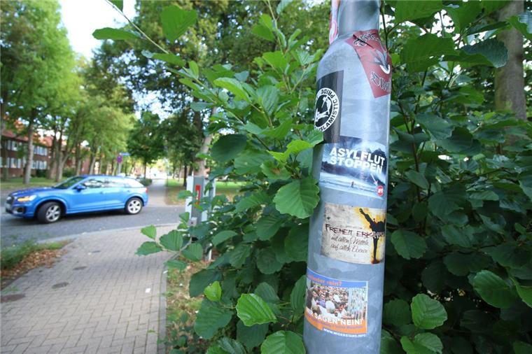 Etliche dieser Aufkleber mit den rechten Parolen sind in der Stadt verteilt worden.