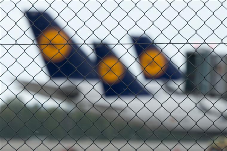 Streik am Bremer Flughafen: Etliche Flüge fallen aus Etliche Flüge müssen in Bremen am Dienstag gestrichen werden.