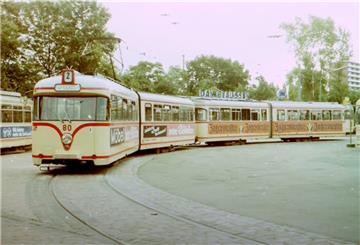 Eine Straßenbahn.