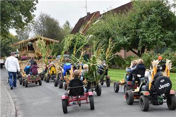 Etliche Kinder hatten sich dem Umzug mit bunt geschmückten Dino-Cars angeschlossen. Foto: H. Meyer