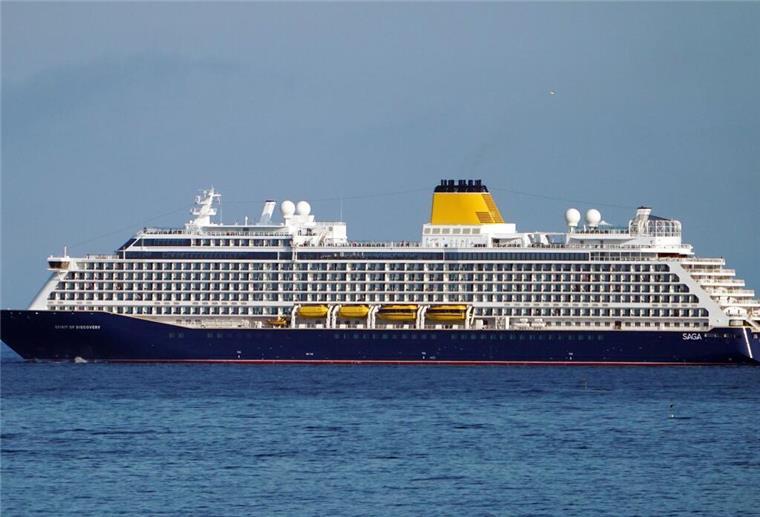 Das Saga-Kreuzfahrtschiff "Spirit Of Discovery" verlässt den River Tyne zu seiner Jungfernfahrt. 