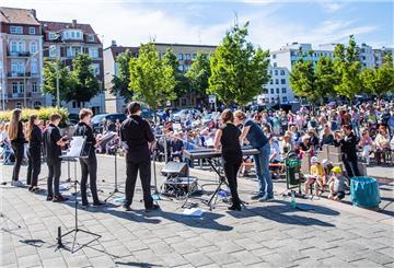 Etwa 150 sangesfrohe Besucher kamen zum Chorfest des Bremerhavener Kultursommers auf dem Konrad-Adenauer-Platz in Geestemünde.