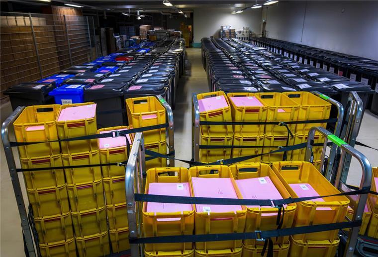 ARCHIV - 11.05.2023, Bremen: In den Räumen vom Statistischen Landesamt werden die Umschläge mit den Stimmzetteln der Briefwähler sortiert. Etwa 280 Wahlzettel mit bis zu 1400 Stimmen sind verloren gegangen. Der Fehler wirke sich absehbar nicht auf die Sitzverteilung der Parteien aus, sagte eine Sprecherin der Wahlleitung am Freitag auf Anfrage. (Zu dpa: «Panne bei der Wahl zur Bremischen Bürgerschaft») Foto: Sina Schuldt/dpa +++ dpa-Bildfunk +++