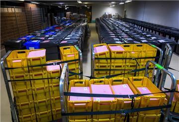 ARCHIV - 11.05.2023, Bremen: In den Räumen vom Statistischen Landesamt werden die Umschläge mit den Stimmzetteln der Briefwähler sortiert. Etwa 280 Wahlzettel mit bis zu 1400 Stimmen sind verloren gegangen. Der Fehler wirke sich absehbar nicht auf die Sitzverteilung der Parteien aus, sagte eine Sprecherin der Wahlleitung am Freitag auf Anfrage. (Zu dpa: «Panne bei der Wahl zur Bremischen Bürgerschaft») Foto: Sina Schuldt/dpa +++ dpa-Bildfunk +++