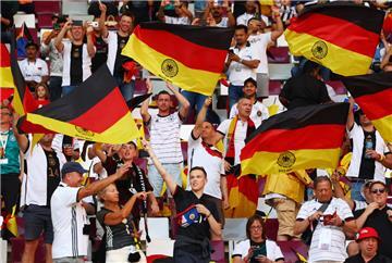 Deutsche Fans schwenken vor dem Spiel schwarz-rot-goldene Fahnen