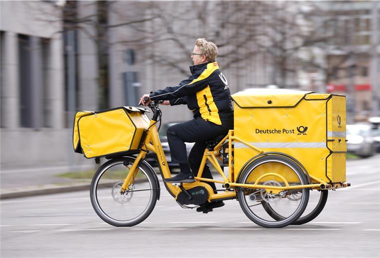Die Post kommt in Bremerhaven nun öfter mit dem Auto Etwa 40 Briefzusteller sind in Bremerhaven noch mit dem Fahrrad oder zu Fuß unterwegs.