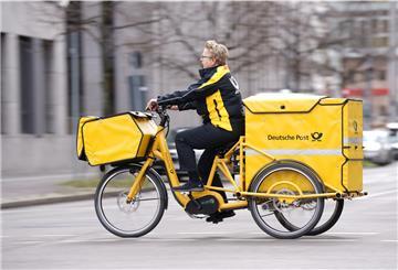 Etwa 40 Briefzusteller sind in Bremerhaven noch mit dem Fahrrad oder zu Fuß unterwegs.