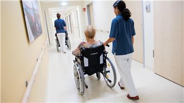 Etwa drei Viertel der vollständig anerkannten Abschlüsse entfielen auf medizinische Gesundheitsberufe. (Archivbild)