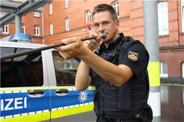 Etwa sechs bis sieben Meter weit kann man den Pfeil mit dem Narkosemittel mithilfe des etwa zwei Meter langen Blasrohrs schießen, erläutert der Polizeibeamte Christian Pöpke. Er selbst hat die Technik vom Tierarzt des Zoos am Meer gelernt.  