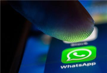 Ein Mann öffnet Whatsapp auf einem Smartphone. Etwas, das unter vier Augen oder im kleinen Kreis bleiben soll, wird weitergegeben. Verhindern lässt sich das nie. Aber eine neue Whatsapp-Funktion soll es erschweren - und blockiert auch die Meta-KI.