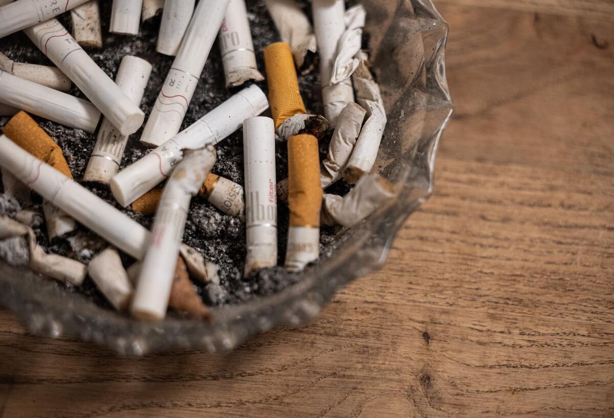 EU plant drastisches Verbot für Zigaretten – das droht Rauchern jetzt Ein Aschenbecher mit konsumierten Zigaretten und Tabaksticks steht auf einem Tisch.