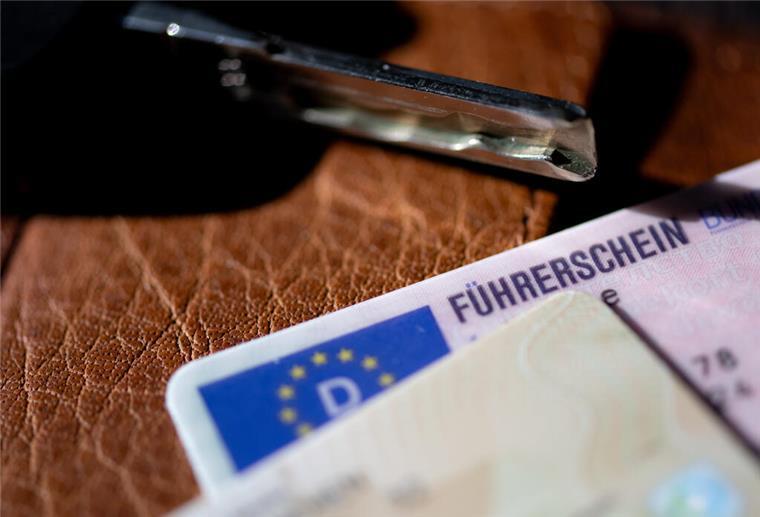 ILLUSTRATION - 03.03.2025, Bayern, München: Ein Führerschein, ein Autoschlüssel und ein Personalausweis liegen auf einem Portemonnaie. Der TÜV-Verband präsentiert am 04.03.2025 in einer Online-Pressekonferenz die aktuellen Zahlen zu Führerscheinprüfungen und gibt Empfehlungen zur Weiterentwicklung des Fahrerlaubniswesens. (zu dpa: «Führerschein: Fast jeder Zweite fällt durch Theorieprüfung») Foto: Sven Hoppe/dpa +++ dpa-Bildfunk +++