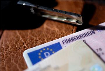 ILLUSTRATION - 03.03.2025, Bayern, München: Ein Führerschein, ein Autoschlüssel und ein Personalausweis liegen auf einem Portemonnaie. Der TÜV-Verband präsentiert am 04.03.2025 in einer Online-Pressekonferenz die aktuellen Zahlen zu Führerscheinprüfungen und gibt Empfehlungen zur Weiterentwicklung des Fahrerlaubniswesens. (zu dpa: «Führerschein: Fast jeder Zweite fällt durch Theorieprüfung») Foto: Sven Hoppe/dpa +++ dpa-Bildfunk +++