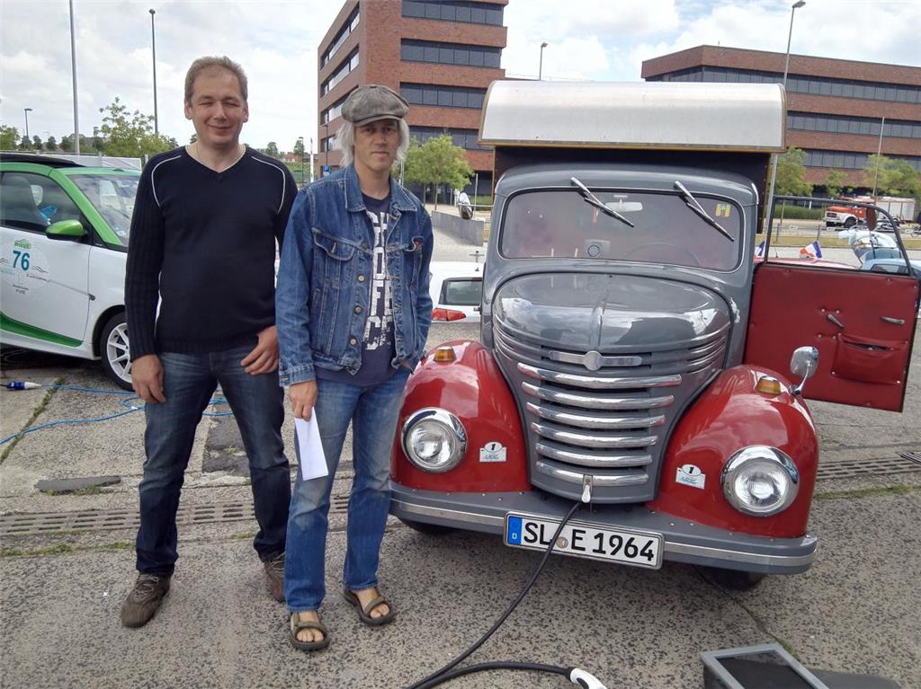 Eugen Drefs und Hanno Otzen (von links) fahren einen selbst umgerüsteten DDR-Wag...