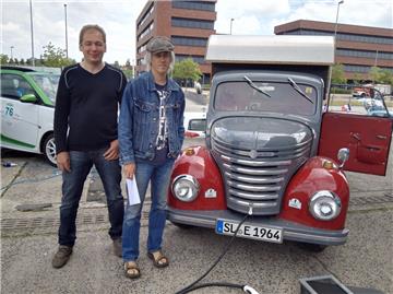Eugen Drefs und Hanno Otzen (von links) fahren einen selbst umgerüsteten DDR-Wag...