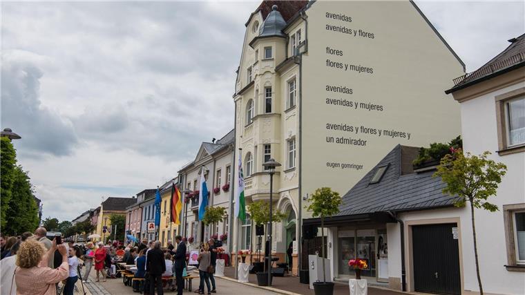 Eugen Gomringers Gedicht „avenidas“ ist an einer Rehauser Hausfassade zu lesen. (Archivbild)