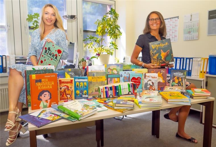 Eugenia Starkova und Katrin Toetzke mit Büchern in ukrainischer Sprache