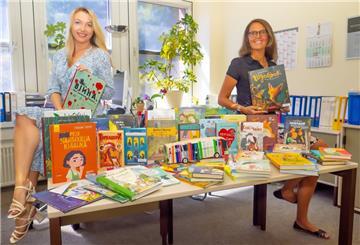 Eugenia Starkova und Katrin Toetzke mit Büchern in ukrainischer Sprache