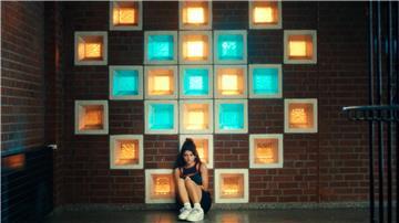 Ein Teenagerin sitzt vor einer Wand. „Euphorie“: Die deutsche Variante der Kultserie zeigt Teenager zwischen Sehnsucht, Druck und Eskapismus. Im Mittelpunkt steht Mila (Derya Akyol), die nach einer Krise Halt in Kick und Chaos sucht.