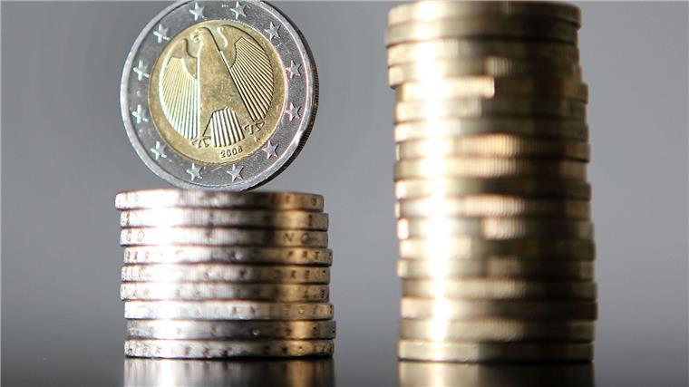 Euro-Münzen sind übereinander gestapelt.