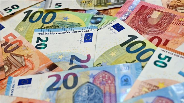 Eurobanknoten liegen auf einem Tisch.
