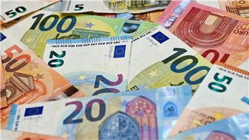 Eurobanknoten liegen auf einem Tisch.