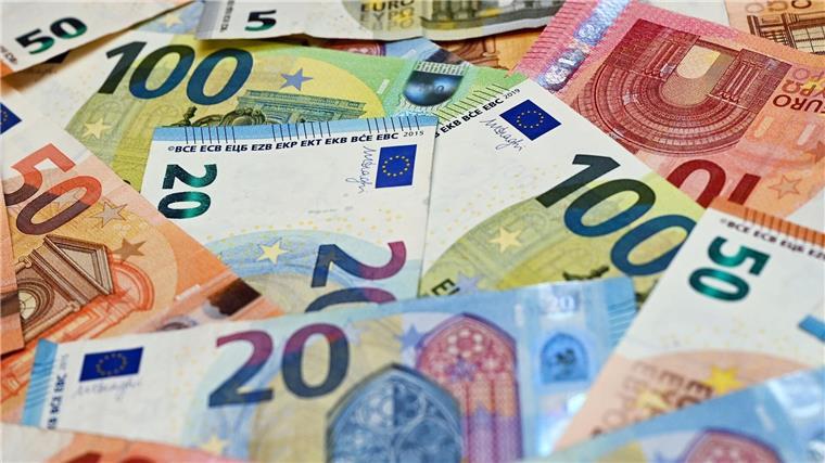 Wohnraum für Geflüchtete knapp - Bremen investiert Millionen Eurobanknoten liegen auf einem Tisch.