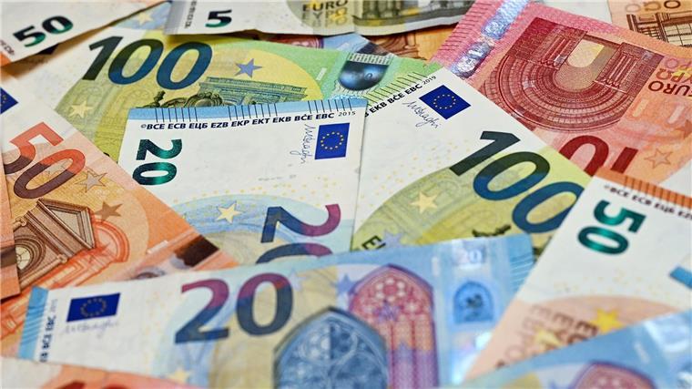Tarifabschluss im öffentlichen Dienst kostet 298 Millionen Eurobanknoten liegen auf einem Tisch.