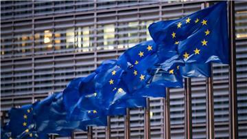 Europaflaggen wehen vor dem Sitz der EU-Kommission.