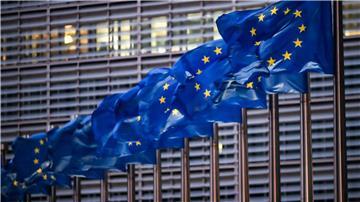 Europaflaggen wehen vor dem Sitz der EU-Kommission.