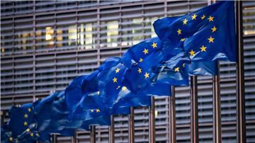 Europaflaggen wehen vor dem Sitz der EU-Kommission.