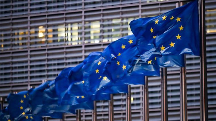 Trend: CDU klar stärkste Kraft in Niedersachsen Europaflaggen wehen vor dem Sitz der EU-Kommission.